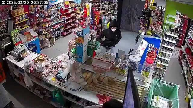 Intenta robar con una pistola falsa en Lepe y la cajera lo espanta a gritos: Vete, desgraciado