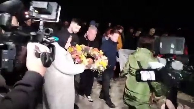 Il pescatore Vincenzo Luciano e due dei familiari delle vittime della strage hanno depositato una corona nel mare di Cutro