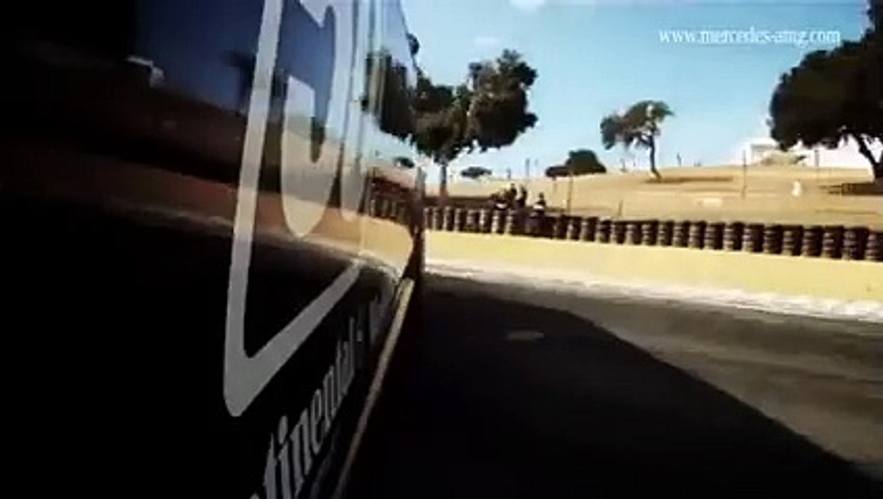Mercedes C63 AMG Coupé : en drift sur le circuit de Laguna Seca