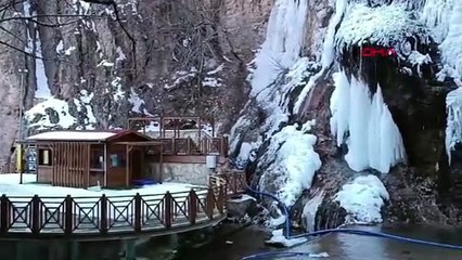 El değmemiş doğasıyla büyülüyor: 40 metrelik dev buz tuttu!