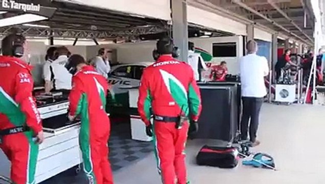 WTCC : Tiago Monteiro sort des stands pendant les essais libres