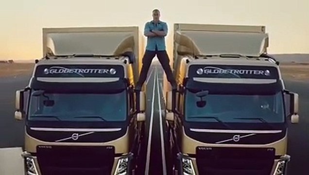 Insolite : Jean-Claude Van Damme fait le grand écart entre deux camions !