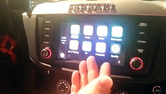 Démonstration du système Carplay d'Apple dans une Ferrari FF - Genève 2014