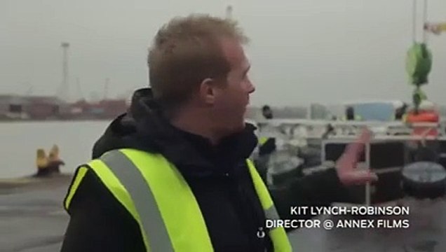 Vidéo : un homme suspendu dans le vide à l'intérieur d'un Ford Transit