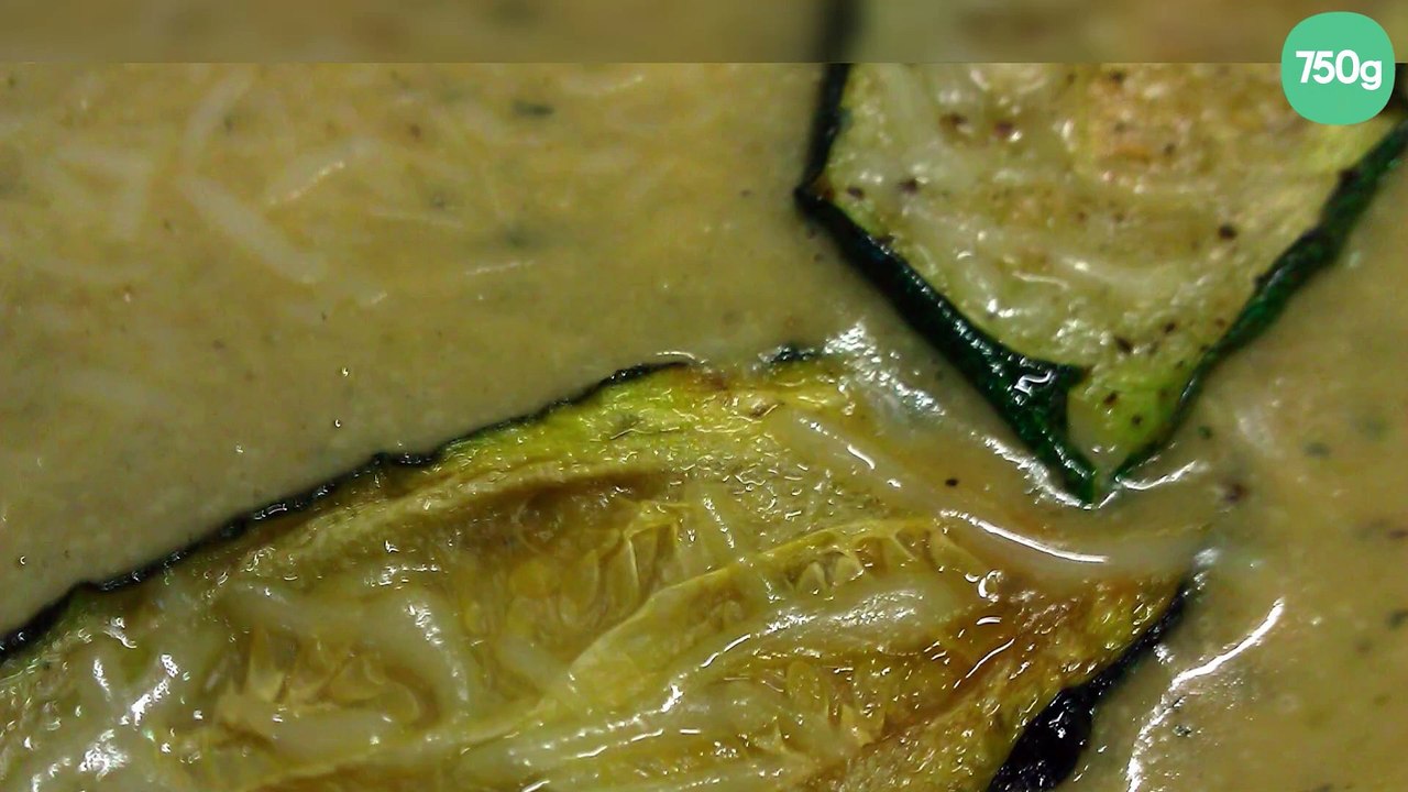 Velouté gratiné de courgettes rôties, chips de courgettes à l'ail