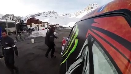 Tentative de record du saut en auto le plus long à bord d'une Mini