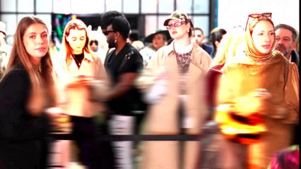 Nutraxin sponsorluğunda Çağla Şıkel, Londra Moda Haftası’nda Neslişah Yılmaz’ın defilesinde parladı!