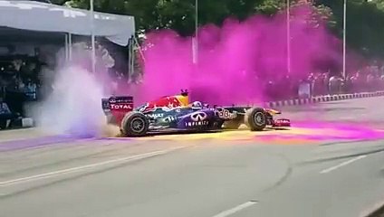 Vidéo : La F1 Red Bull RB7 nous en fait voir de toutes les couleurs
