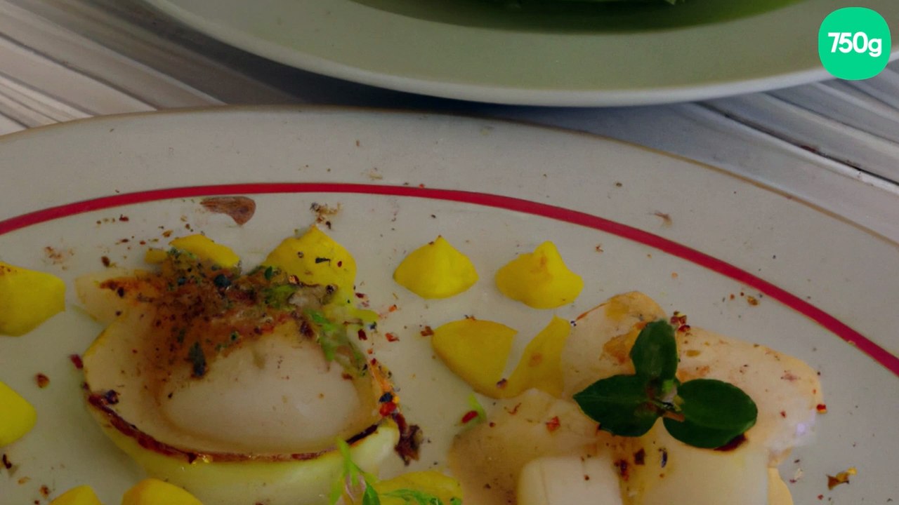 Noix de Saint-Jacques en chaud et froid : saisies, poêlée de pommes au Calvados, fin velouté d'endives / en carpaccio citron vert,endives et pommes à crues, crème acidulée aux herbes.