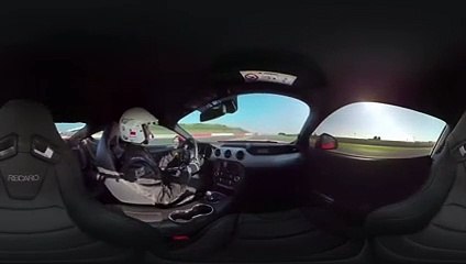 Un tour sur le circuit de Silverstone à 360°  en Ford Mustang