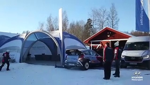 Marco Prince monte dans la Hyundai i20 WRC d'Hayden Paddon