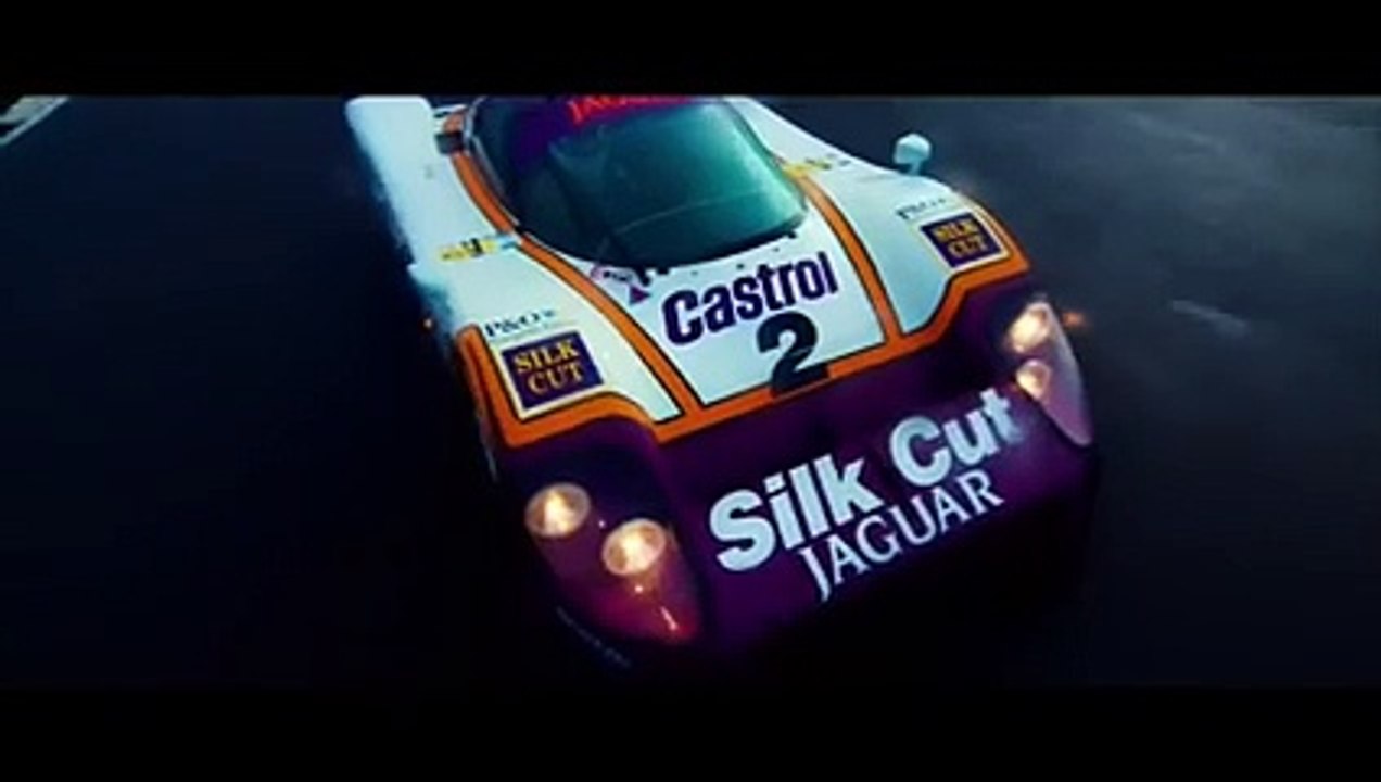 La Jaguar XJR face à la XJR9-LM à Silverstone