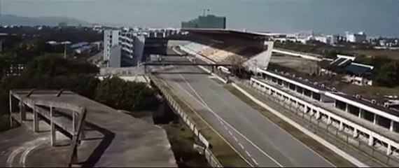 La Jaguar XJ joue au chat et à la souris avec un drone