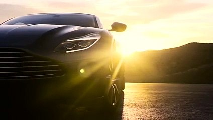 L’Aston Martin DB11 sur une route de montagne