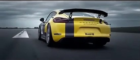 Le Porsche Cayman GT4 Clubsport sur la piste d’un aéroport