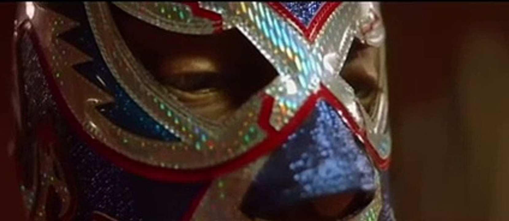 Un catcheur mexicain s’attaque à un siège auto