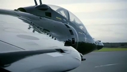 Le Jaguar F-Pace affronte un avion de chasse