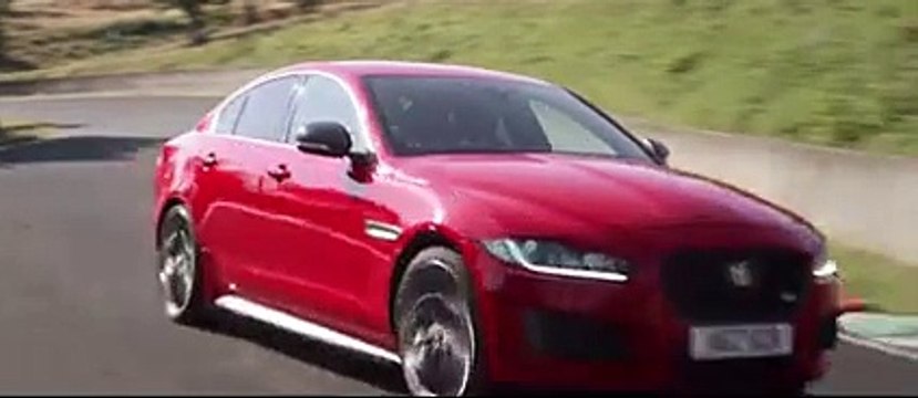 La Jaguar XE 300 Sport sur le circuit de Charade à Clermont Ferrand