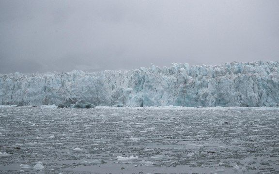 Le immagini spettacolari dell'iceberg più grande del mondo che minaccia l'isola dei pinguini