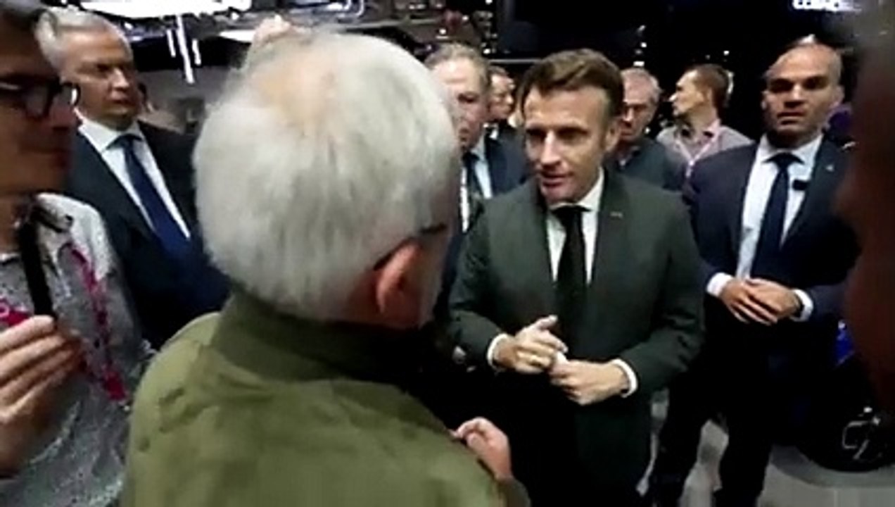 VIDEO - Quand le Président Macron sauve notre cameraman au Mondial de l'Auto