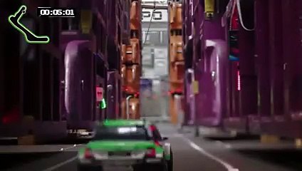 Deux Skoda Fabia R5 (miniatures) se tirent la bourre dans une usine de la marque