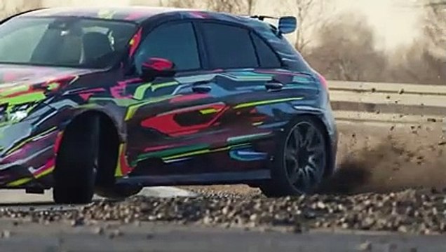 La Mercedes-AMG A 45, encore camouflée, en démonstration à l'occasion des fêtes de Noël