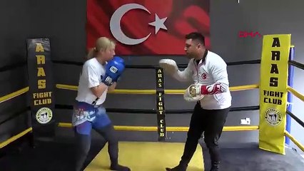 Ev hanımlığına ara verip, Türkiye'nin 2 çocuk annesi demir yumruğu oldu