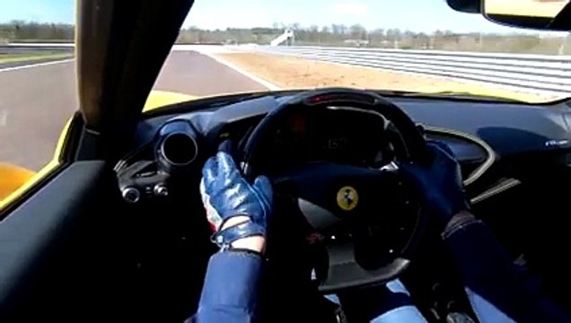 Ferrari F8 Tributo Spider sur le circuit de Dijon-Prenois
