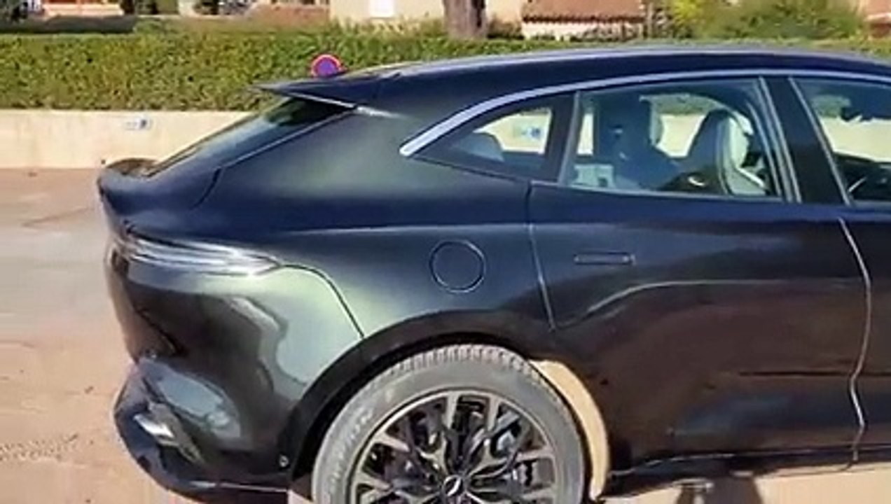 Premier contact avec l'Aston Martin DBX