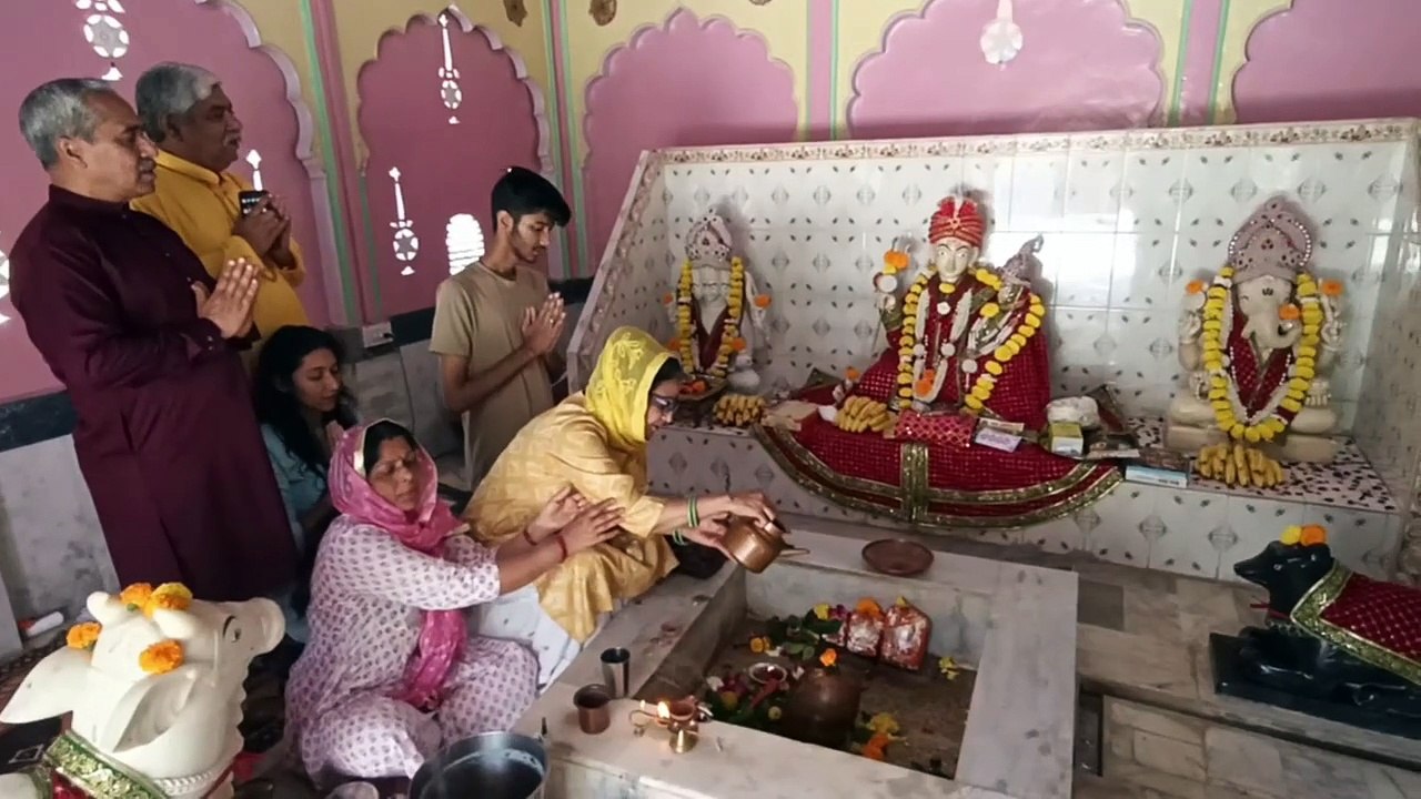 VIDEO: दूल्हा दुल्हन के स्वरूप में विराजमान है शिव- पार्वती