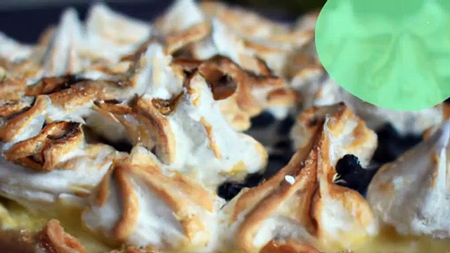 Tarte sablée aux myrtilles, à la crème d'amande et meringue italienne