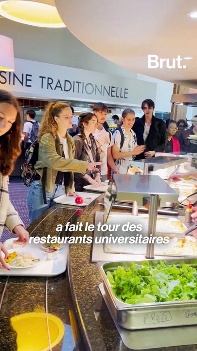 Un chef étoilé dans les cuisines d'un restaurant universitaire