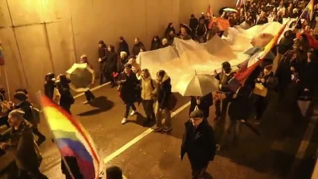 Poliziotta picchiata, il corteo colorato per dire no alla violenza