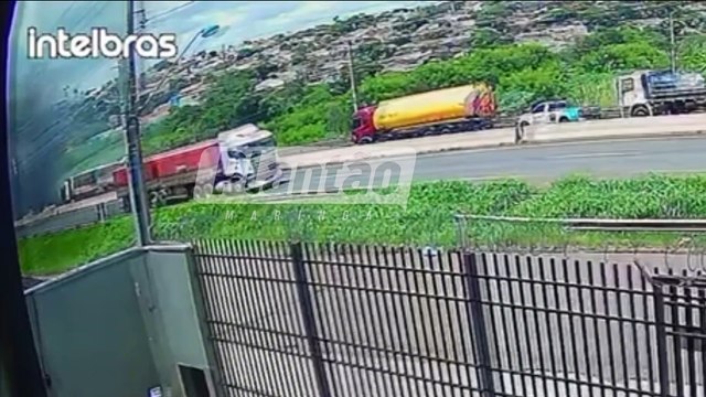 Vídeo mostra carreta explodindo após colisão com dois caminhões em Maringá; duas pessoas morreram