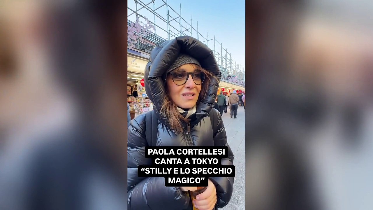 Paola Cortellesi a Tokyo canta la sigla di un cartone animato in strada: «Mi prenderanno per pazza e mi arresteranno»