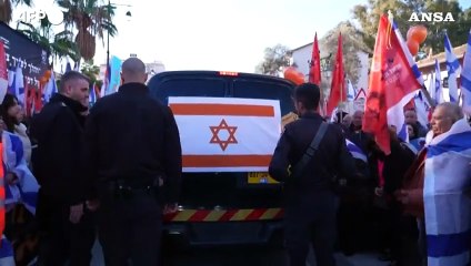 In Israele folla in strada per funerali di bimbi e mamma Bibas