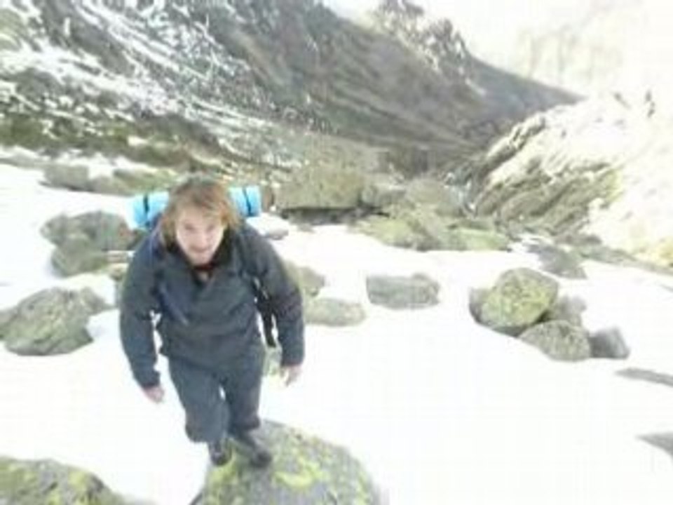 Ewan qui grimpe la première neige