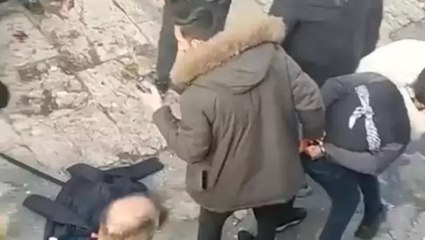 Fatih’te yankesicilik şüphelisi polise sopayla saldırdı