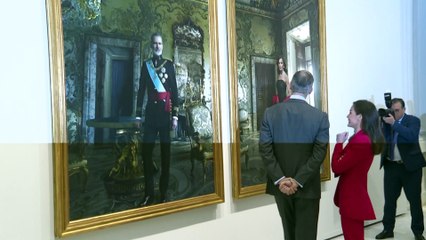 Los Reyes admiran junto a Annie Leibovitz sus retratos para el Banco de España