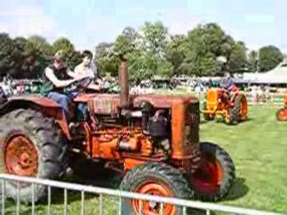 DÉFILÉ de tracteurs VENDEUVRE en 2004