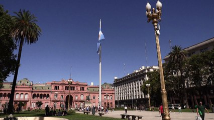 Economia argentina recua 1,8% no primeiro ano do governo Milei