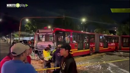 Grave accidente entre un bus de Transmilenio y un carro en Bogotá