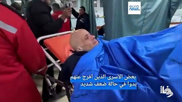 بأجساد منهكة.. نقل أسرى فلسطينيين إلى المستشفيات فور الإفراج عنهم من سجون إسرائيل