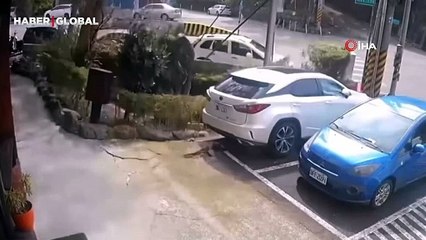 Yol aracı yuttu: O anlar ağızları açık bıraktı: "5 metre altına gömüldü"