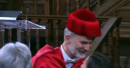 Felipe VI y la Reina Letizia se funden en un tierno abrazo: el gesto definitivo en un acto muy significativo para el Rey