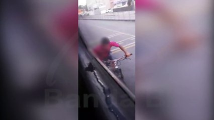 Adolescente é filmado pegando rabeira em ônibus