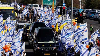 Miles de personas acuden al funeral de la familia Bibas, víctima de Hamás, en Israel