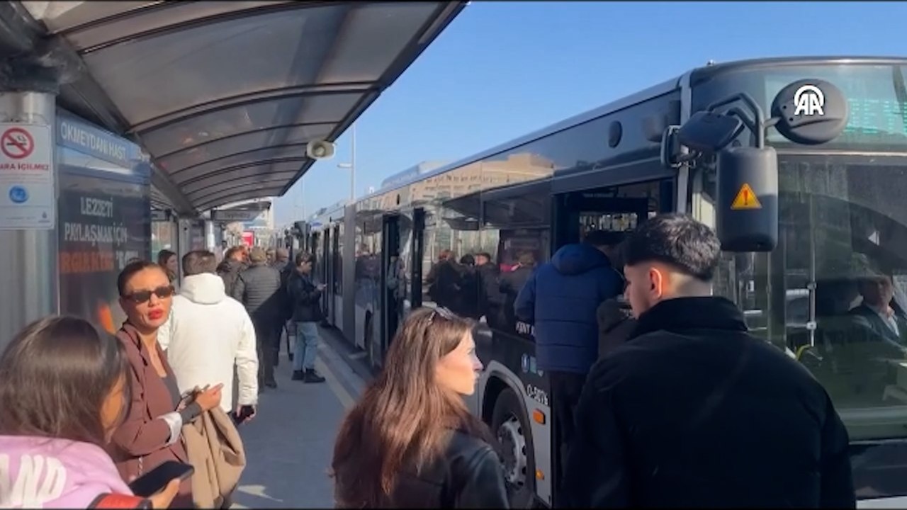 İstanbul'da metrobüs arızası! Duraklar sıkıştı
