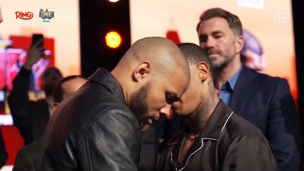 Lo nunca visto en el boxeo: ¡Le estampa un huevo en la cara a su rival durante el careo!