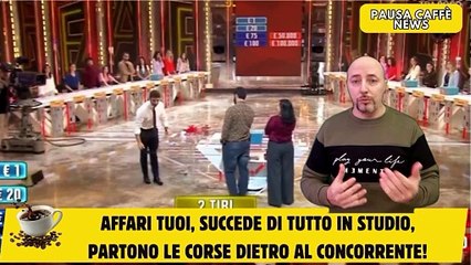 Affari Tuoi, succede di tutto in studio, partono le corse dietro al concorrente!